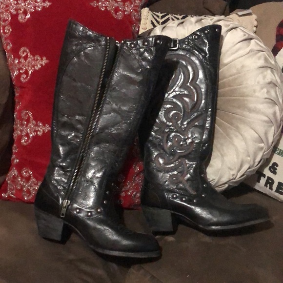 ✨ Rare ✨ EUC AMAZING Ariat Black Distressed Studded Cowboy Boots 7.5 B 🔥… - Picture 9 of 9